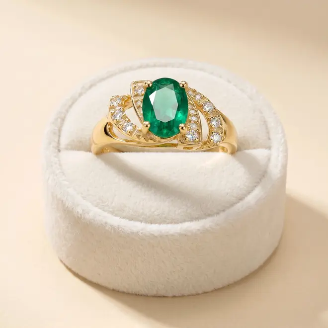 Anel de Prata com Diamantes de Laboratório e Esmeralda de 73 Pts, Acabamento em Ouro Amarelo.