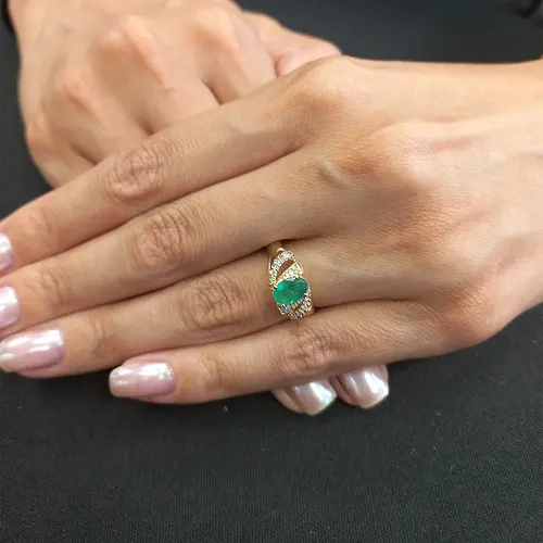 Anel de Prata com Diamantes de Laboratório e Esmeralda de 73 Pts, Acabamento em Ouro Amarelo.