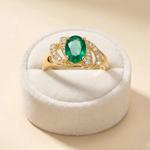Anel de Prata com Diamantes de Laboratório e Esmeralda de 73 Pts, Acabamento em Ouro Amarelo.