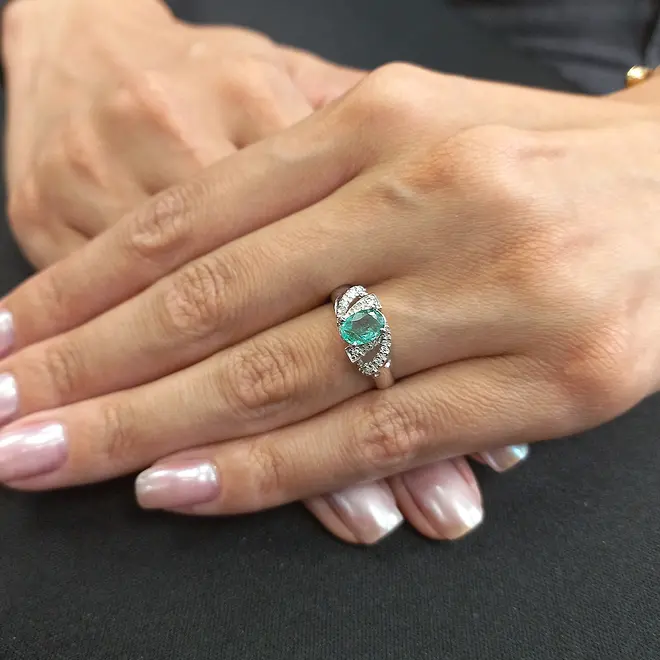 Anel de Prata com Diamantes de Laboratório e Esmeralda de 73 Pts.