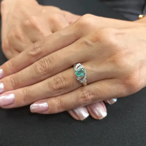 Anel de Prata com Diamantes de Laboratório e Esmeralda de 73 Pts.