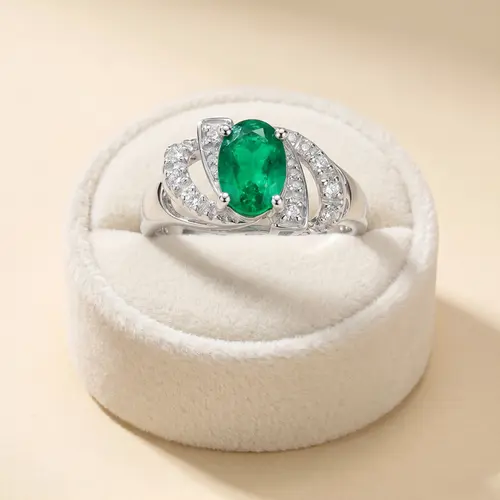 Anel de Prata com Diamantes de Laboratório e Esmeralda de 73 Pts.