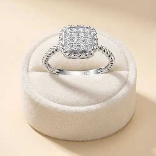 Anel de Ouro Branco com Diamantes totalizando 17 pts.