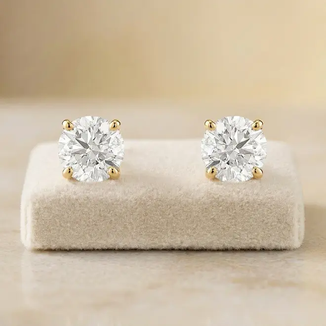 Par de Brincos Solitários de Ouro Amarelo com Diamantes totalizando 1,0 Cts.