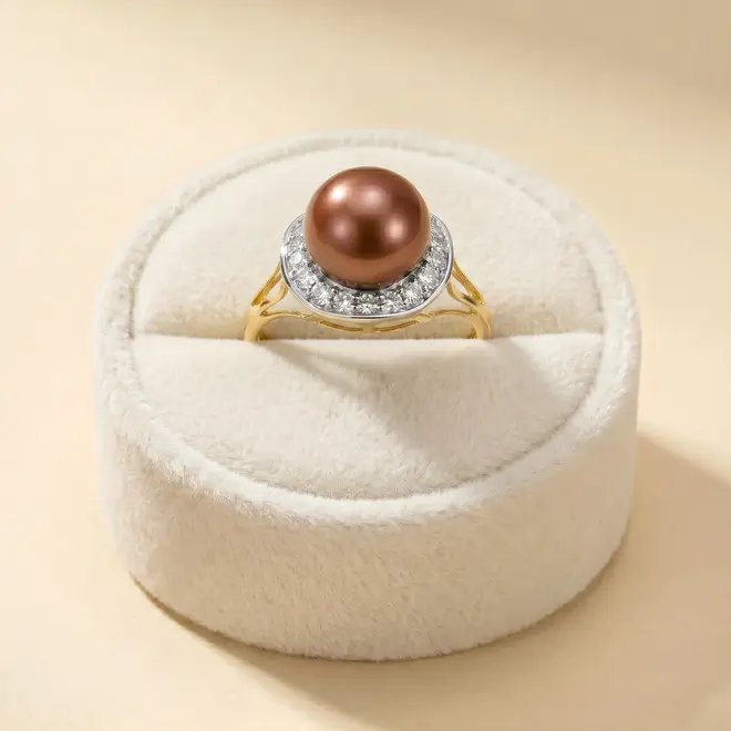 Anel de Ouro Amarelo com Diamantes e Pérola Marrom de 10 mm