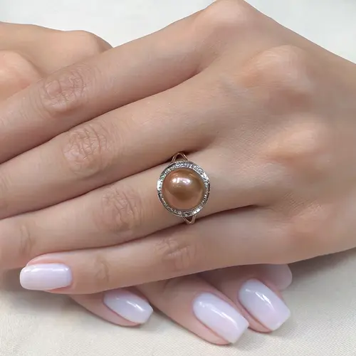 Anel de Ouro Amarelo com Diamantes e Pérola Marrom de 10 mm