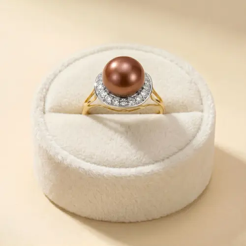 Anel de Ouro Amarelo com Diamantes e Pérola Marrom de 10 mm