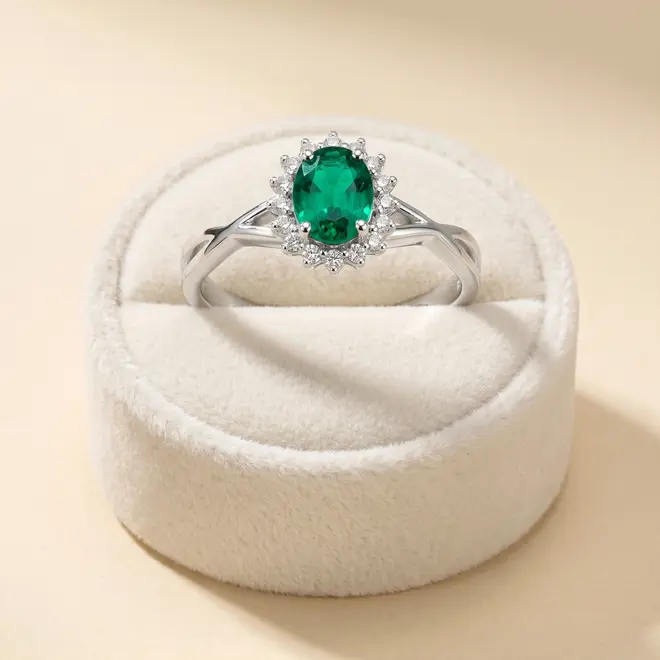 Anel de Ouro Branco com Diamantes e Esmeralda de 75 pts.