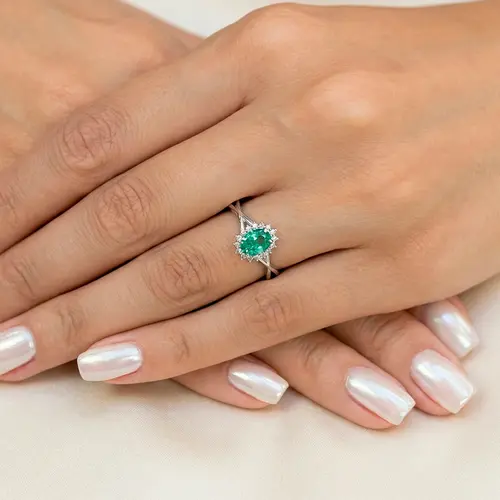 Anel de Ouro Branco com Diamantes e Esmeralda de 75 pts.