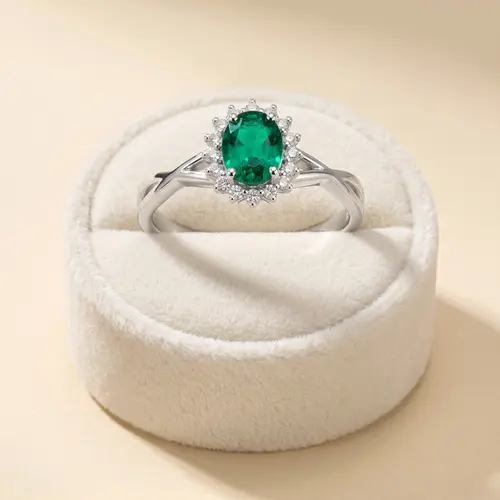Anel de Ouro Branco com Diamantes e Esmeralda de 75 pts.