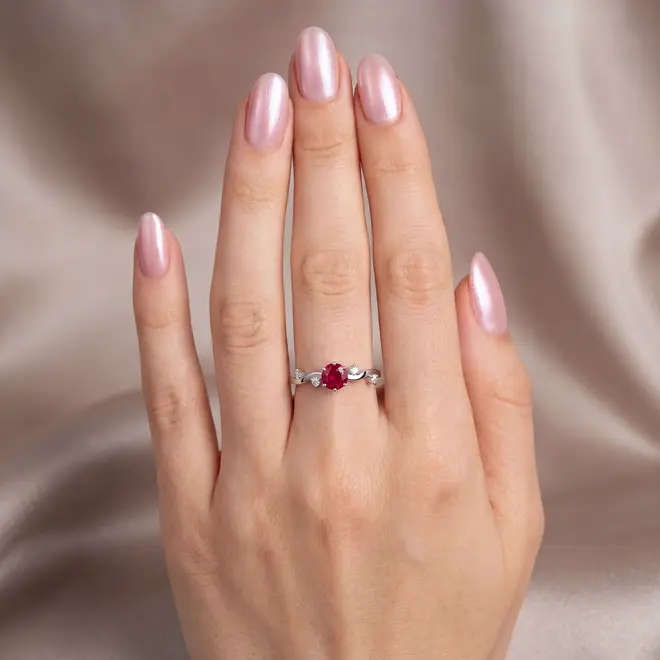 Anel Trabalhado em Ouro Branco com Diamante e Rubi de 80 Pts.