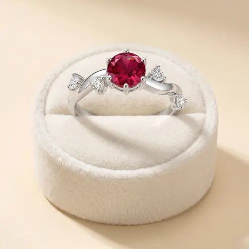 Anel Trabalhado em Ouro Branco com Diamante e Rubi de 80 Pts.