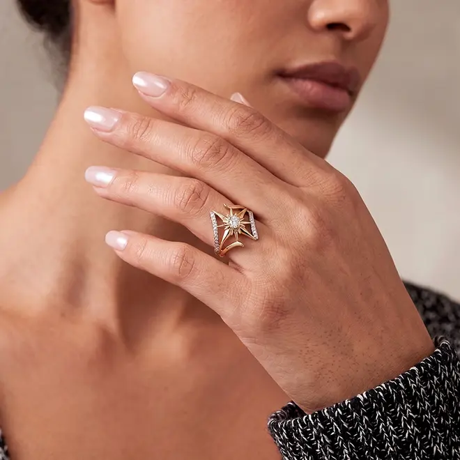 Anel Estrela de Ouro Amarelo com Diamantes Brancos e Diamante Champagne de 10 pts.