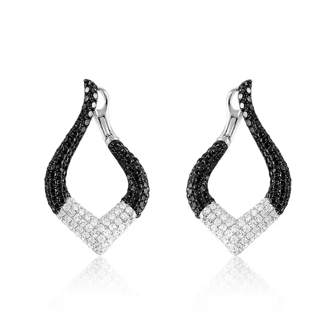 Par de Brinco de Ouro Branco com Diamantes Totalizando 3,35 Cts.