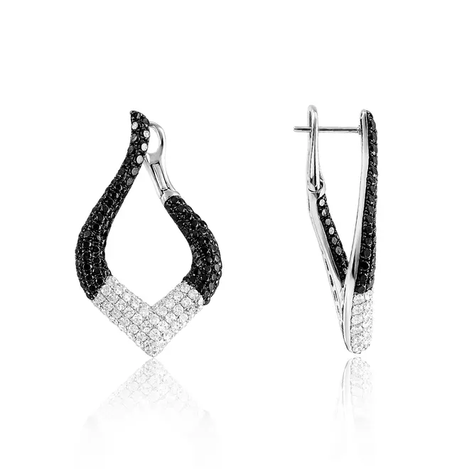 Par de Brinco de Ouro Branco com Diamantes Totalizando 3,35 Cts.