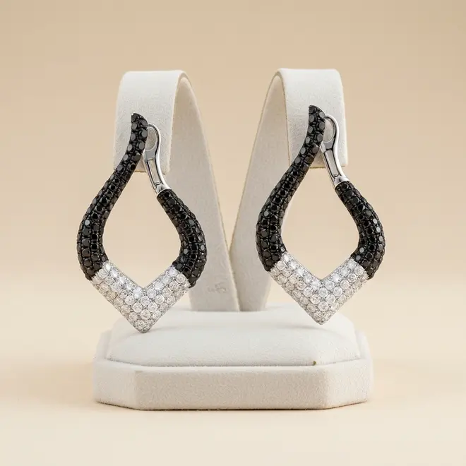 Par de Brinco de Ouro Branco com Diamantes Totalizando 3,35 Cts.
