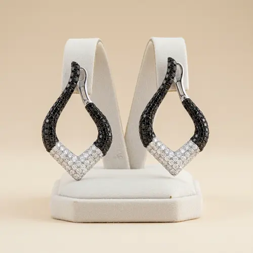 Par de Brinco de Ouro Branco com Diamantes Totalizando 3,35 Cts.
