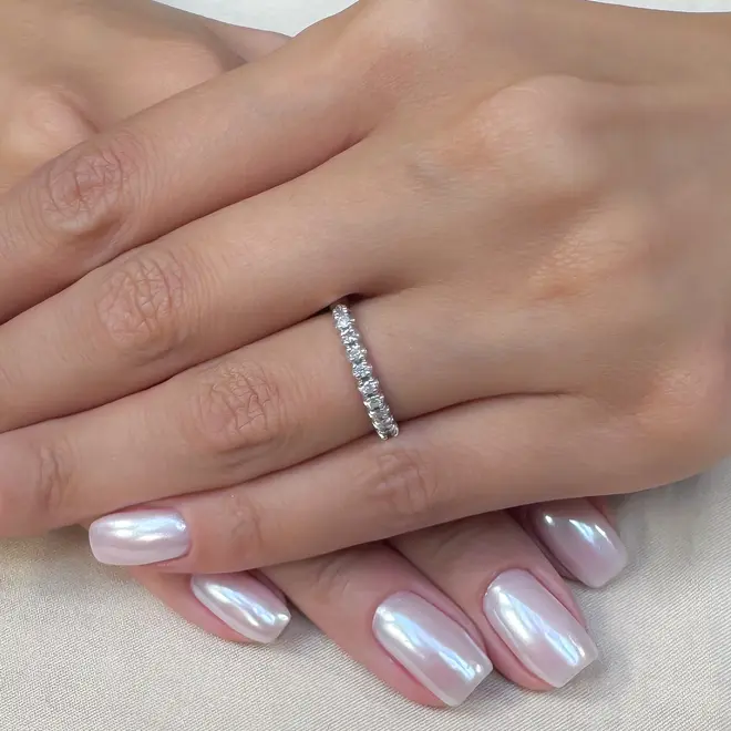 Meia Aliança de Ouro Branco com 9 Diamantes totalizando 15,3 Pts.