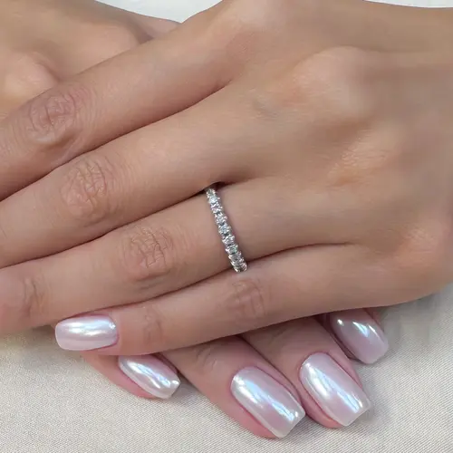Meia Aliança de Ouro Branco com 9 Diamantes totalizando 15,3 Pts.