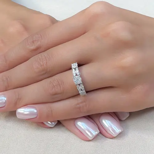 Meia Aliança de Ouro Branco com Diamantes Totalizando 50 Pts.