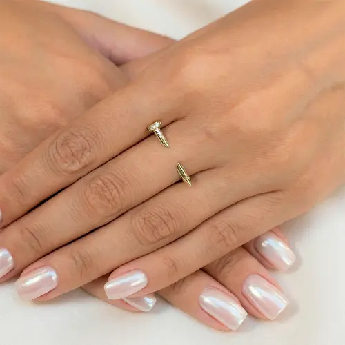 Anel Desing Prego em Ouro Amarelo com e Diamantes.