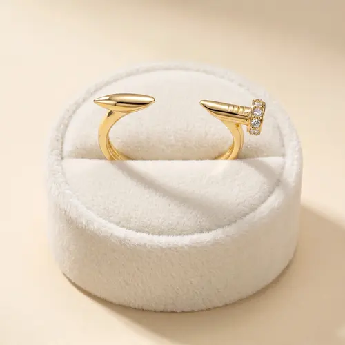 Anel Desing Prego em Ouro Amarelo com e Diamantes.