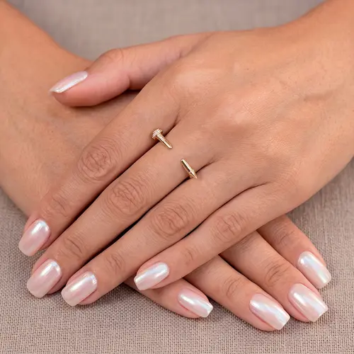 Anel Desing Prego em Ouro Amarelo com e Diamantes.