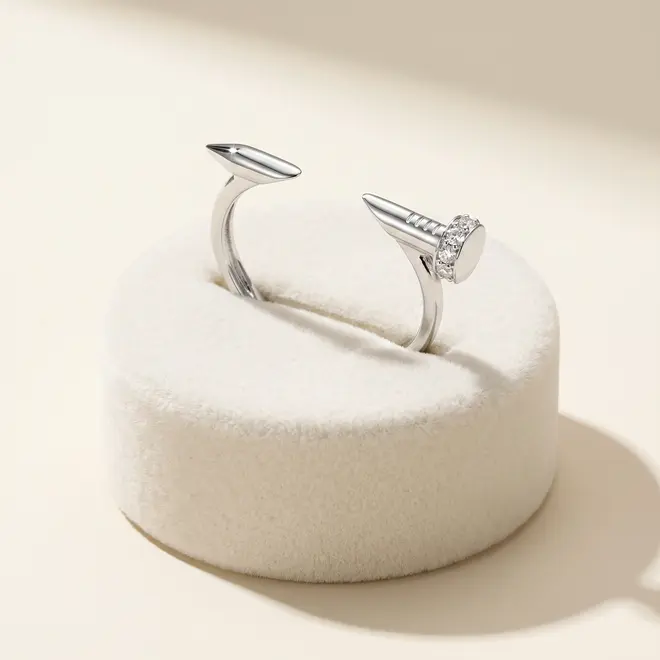 Anel Desing Prego em Ouro Branco com Diamantes.