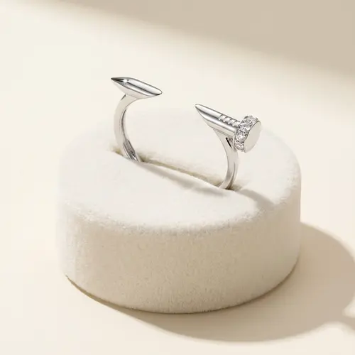 Anel Desing Prego em Ouro Branco com Diamantes.