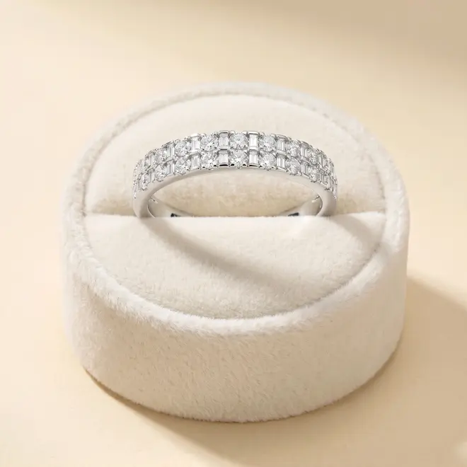 Meia Aliança de Ouro Branco com Diamantes Totalizando 40 Pts.