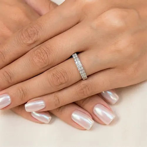 Meia Aliança de Ouro Branco com Diamantes Totalizando 40 Pts.