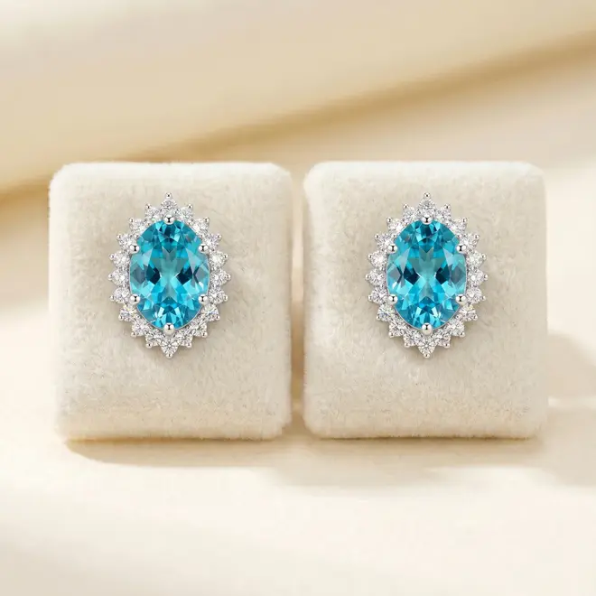 Par de Brincos de Ouro Branco com Diamantes e Apatitas