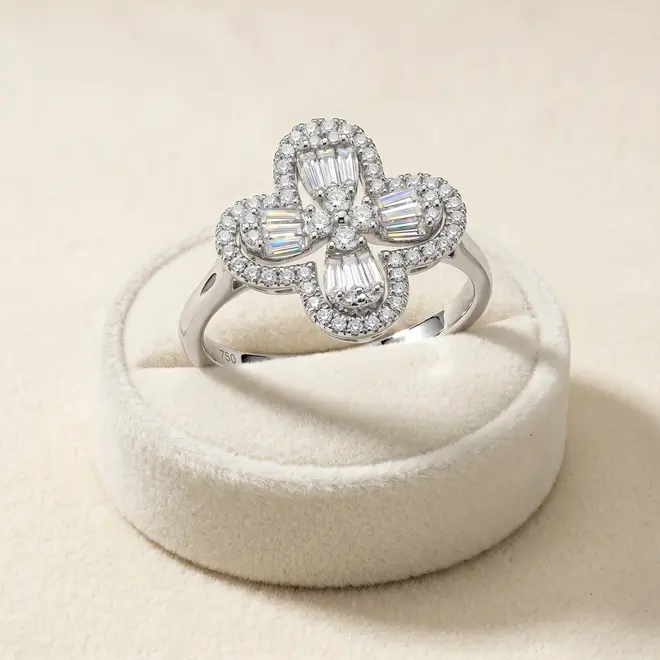 Anel Trevo de Ouro Branco com Diamantes totalizando 25 pts.
