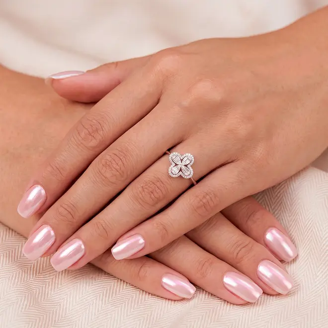 Anel Trevo de Ouro Branco com Diamantes totalizando 25 pts.