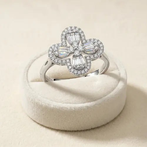 Anel Trevo de Ouro Branco com Diamantes totalizando 25 pts.
