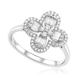 Anel Trevo de Ouro Branco com Diamantes totalizando 25 pts.