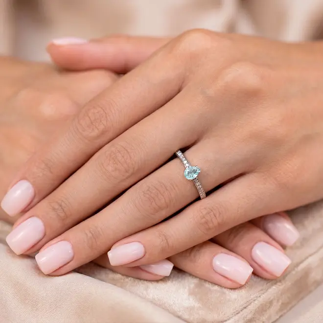Anel de Ouro Branco com Diamantes e Turmalina Paraíba 1,26 Cts.