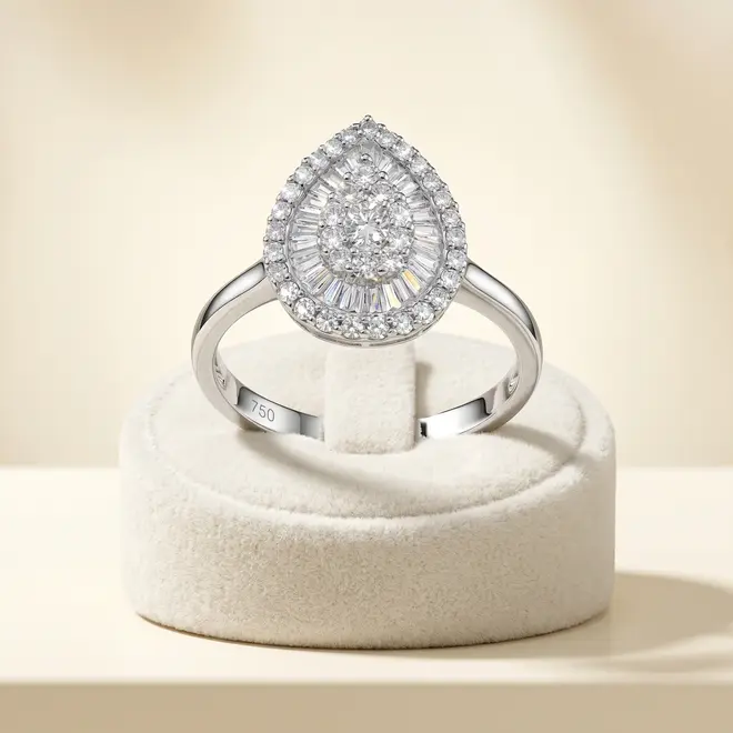 Anel de Ouro Branco com Diamantes Totalizando 42 Pts.