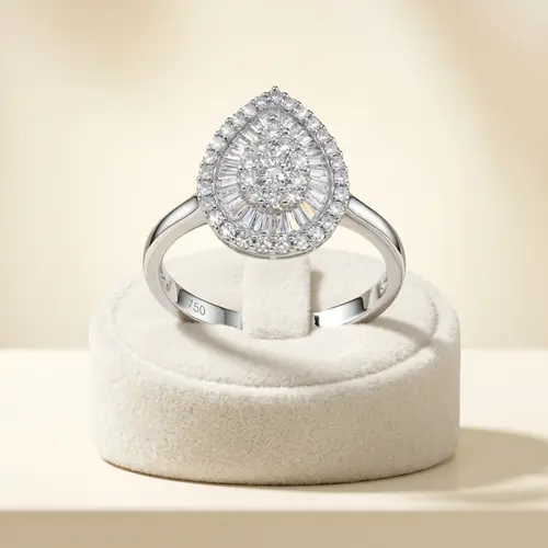 Anel de Ouro Branco com Diamantes Totalizando 42 Pts.