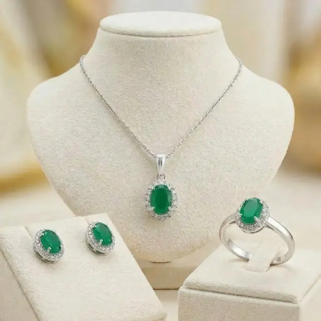 Conjunto Par de Brincos, Pingente e Anel de Prata com Esmeraldas