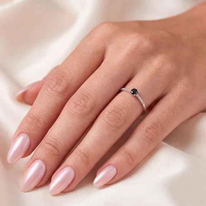 Anel de Prata com Diamante Negro de 1,5 Cts..