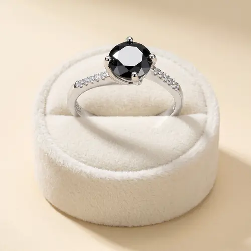 Anel de Prata com Diamante Negro de 1,5 Cts..