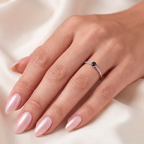 Anel de Prata com Diamante Negro de 1,5 Cts..
