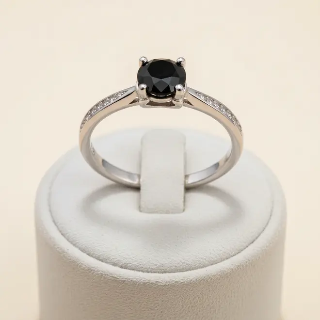 Anel de Prata com Diamante Negro de 1,5 Cts..
