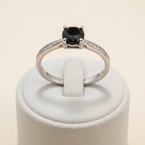 Anel de Prata com Diamante Negro de 1,5 Cts..
