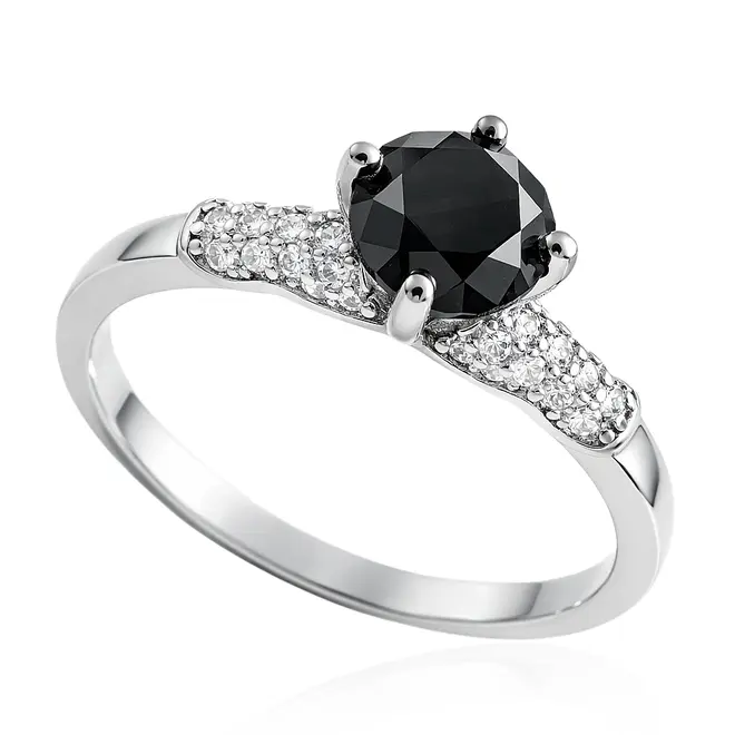Anel Solitário de Prata com Cristais e Diamante Negro de 1,5 Cts..