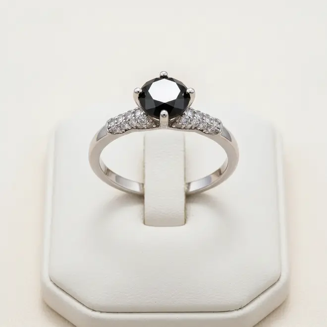 Anel Solitário de Prata com Cristais e Diamante Negro de 1,5 Cts..