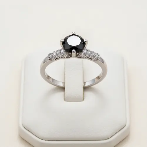 Anel Solitário de Prata com Cristais e Diamante Negro de 1,5 Cts..