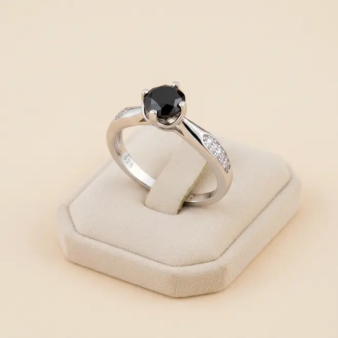 Anel de Prata com Diamante Negro de 1,5 Cts..