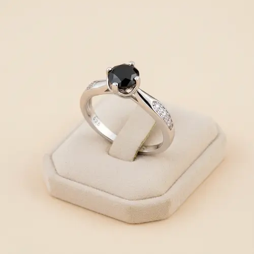 Anel de Prata com Diamante Negro de 1,5 Cts..